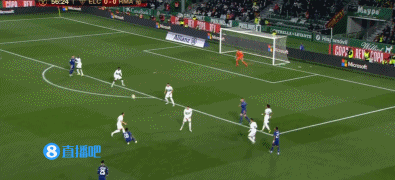 尤文全队和球迷一起出现在登机口，斯帕莱蒂和球迷们友好互动