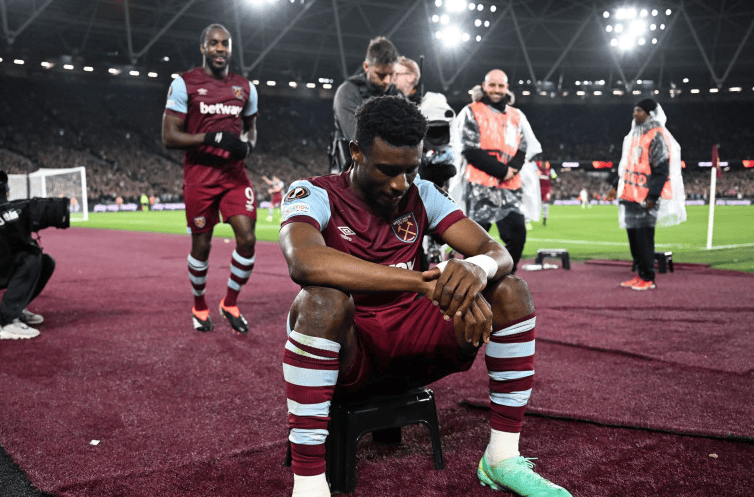 詹姆斯时隔14年再次来蓉，现场表白“我太爱成都了”，球迷冒雨齐聚万象城集体高呼“LBJ”